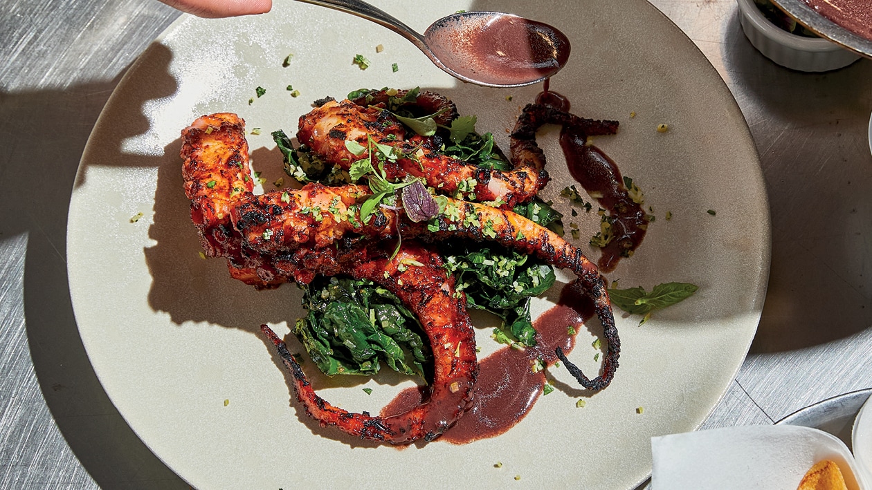 Grillet blæksprutte med rødvinsdemi – - Opskrift