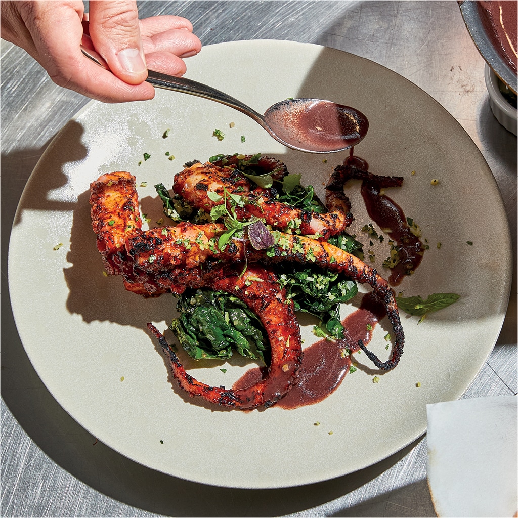 Grillet blæksprutte med rødvinsdemi Grillet blæksprutte med rødvinsdemi