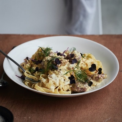 Tagliatelle med Salsiccia & Hvidløgssmørsauce Tagliatelle med Salsiccia & Hvidløgssmørsauce
