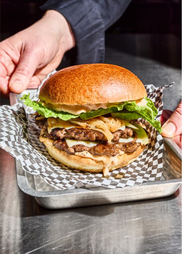 En burger på en bakke