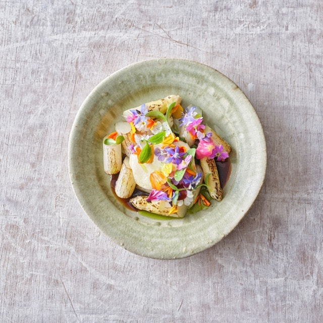 Brændte asparges med pocheret æg og hollandaise