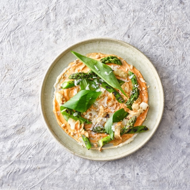 Grillede asparges med romesco og manchego-ostesauce