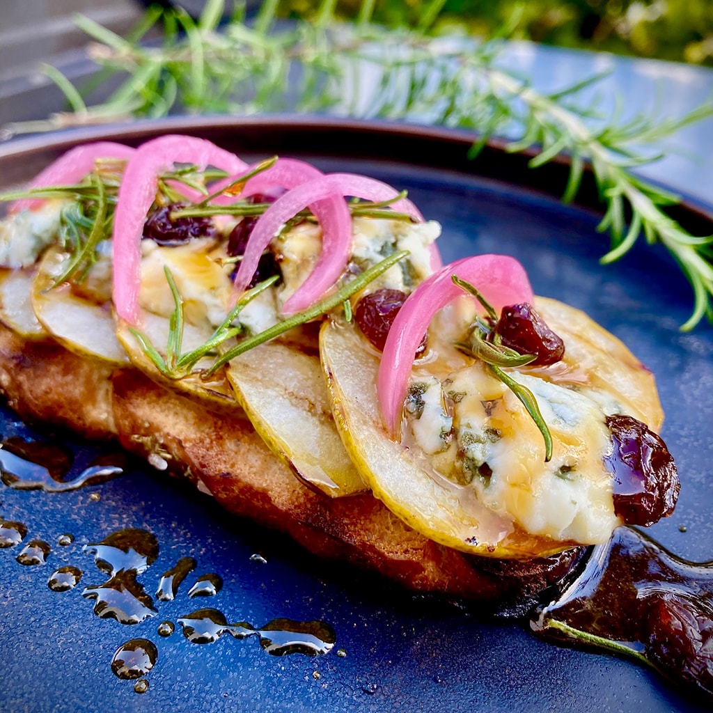 Grillet pæretoast med blue cheese og rosin/rosmarin karamel Grillet pæretoast med blue cheese og rosin/rosmarin karamel