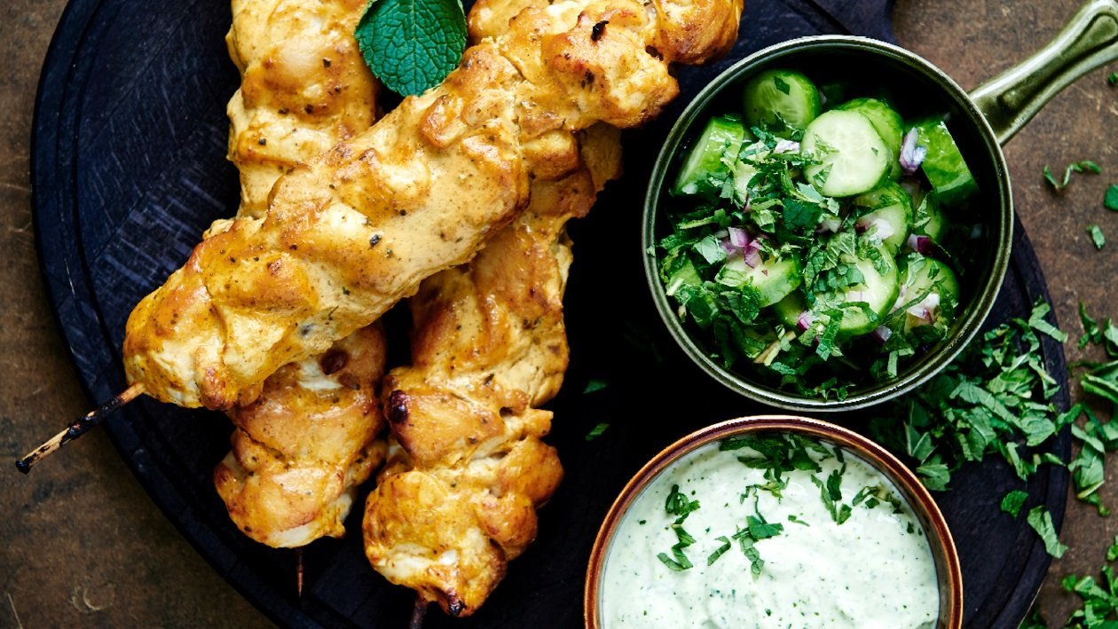 Kyllingespyd Tikka Masala med korianderdressing Kyllingespyd Tikka Masala med korianderdressing