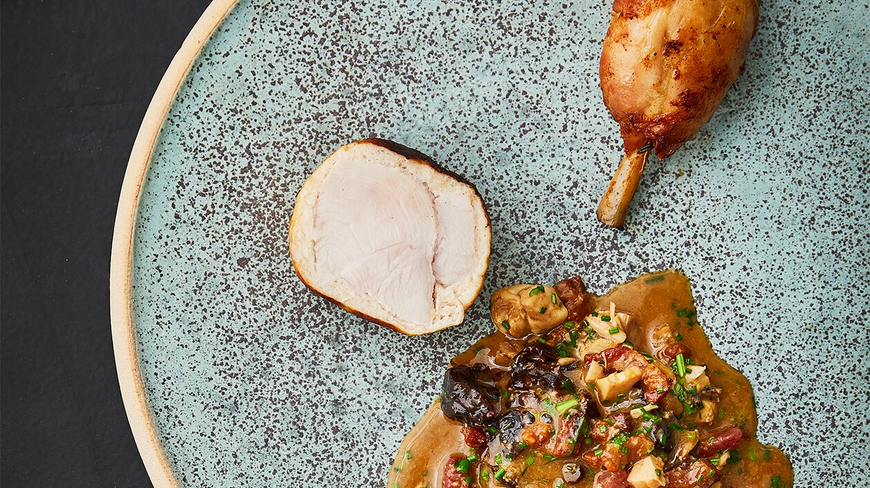 Balottine af kylling, stegt kylling lår og fyldig sauce med bacon, æbler og svesker og confiteret overlår – - Opskrift Balottine af kylling, stegt kylling lår og fyldig sauce med bacon, æbler og svesker og confiteret overlår – - Opskrift