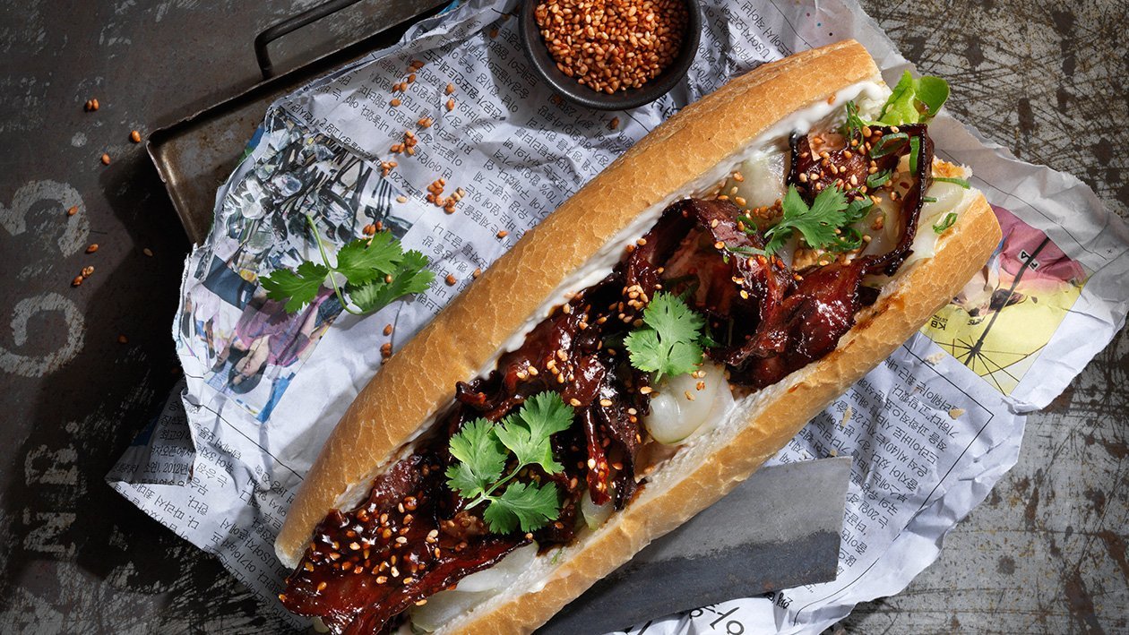 Banh mi med hoisin bacon, hønsesalat og koriander – - Opskrift