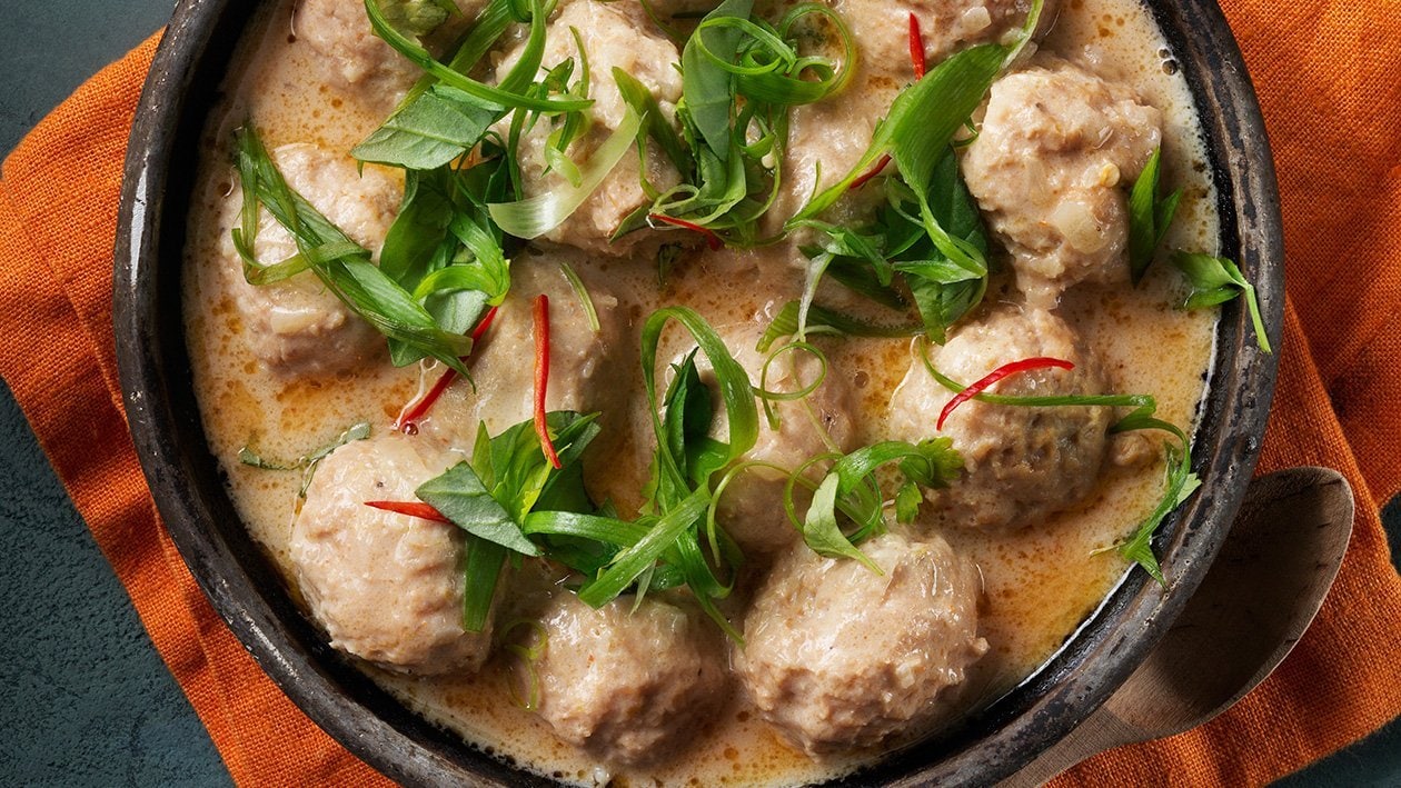 Kyllingekødboller med thailandsk panangsauce – - Opskrift