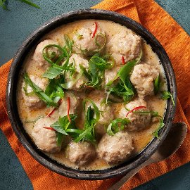 Kyllingekødboller med thailandsk panangsauce Kyllingekødboller med thailandsk panangsauce