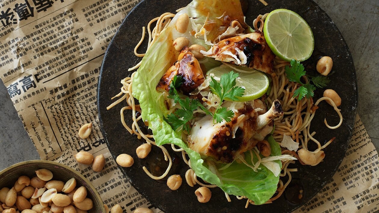 Sprøde nudler med kyllingesalat, chili og revet kokosnød Sprøde nudler med kyllingesalat, chili og revet kokosnød