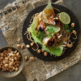 Sprøde nudler med kyllingesalat, chili og revet kokosnød Sprøde nudler med kyllingesalat, chili og revet kokosnød