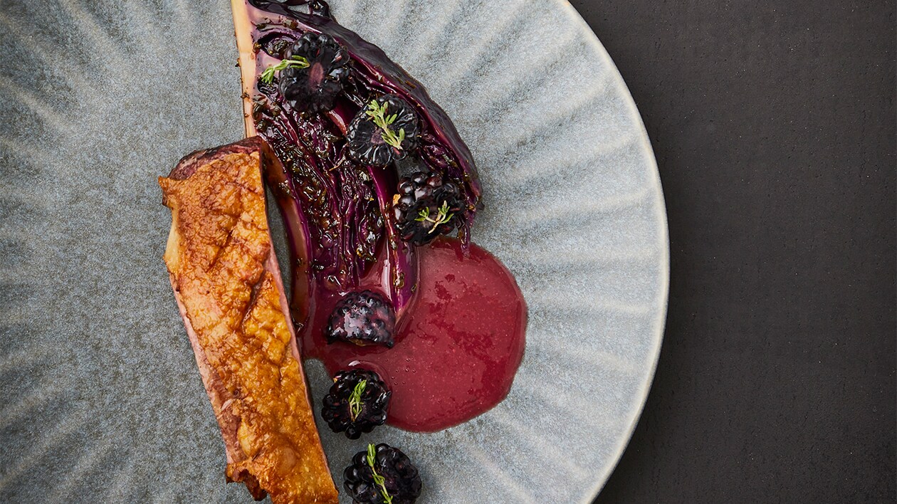 Stegt and serveret med glaseret rødkål og brombær sauce – - Opskrift Stegt and serveret med glaseret rødkål og brombær sauce – - Opskrift