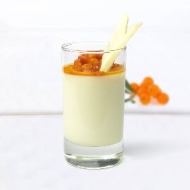 Panna cotta med havtorn og hvid chokolade Panna cotta med havtorn og hvid chokolade