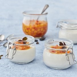 Pannacotta med tonkabønner og havtorn Pannacotta med tonkabønner og havtorn