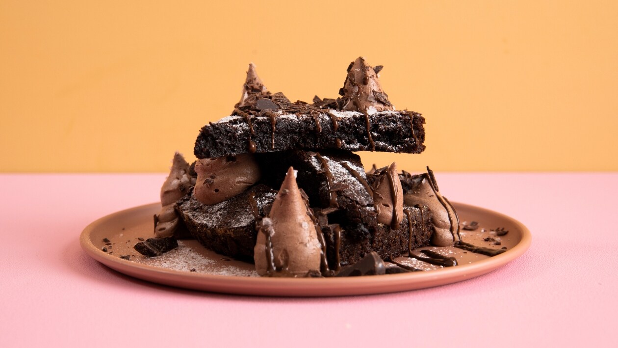 Klæbrig chokoladekage med luftig mokkatopping – - Opskrift