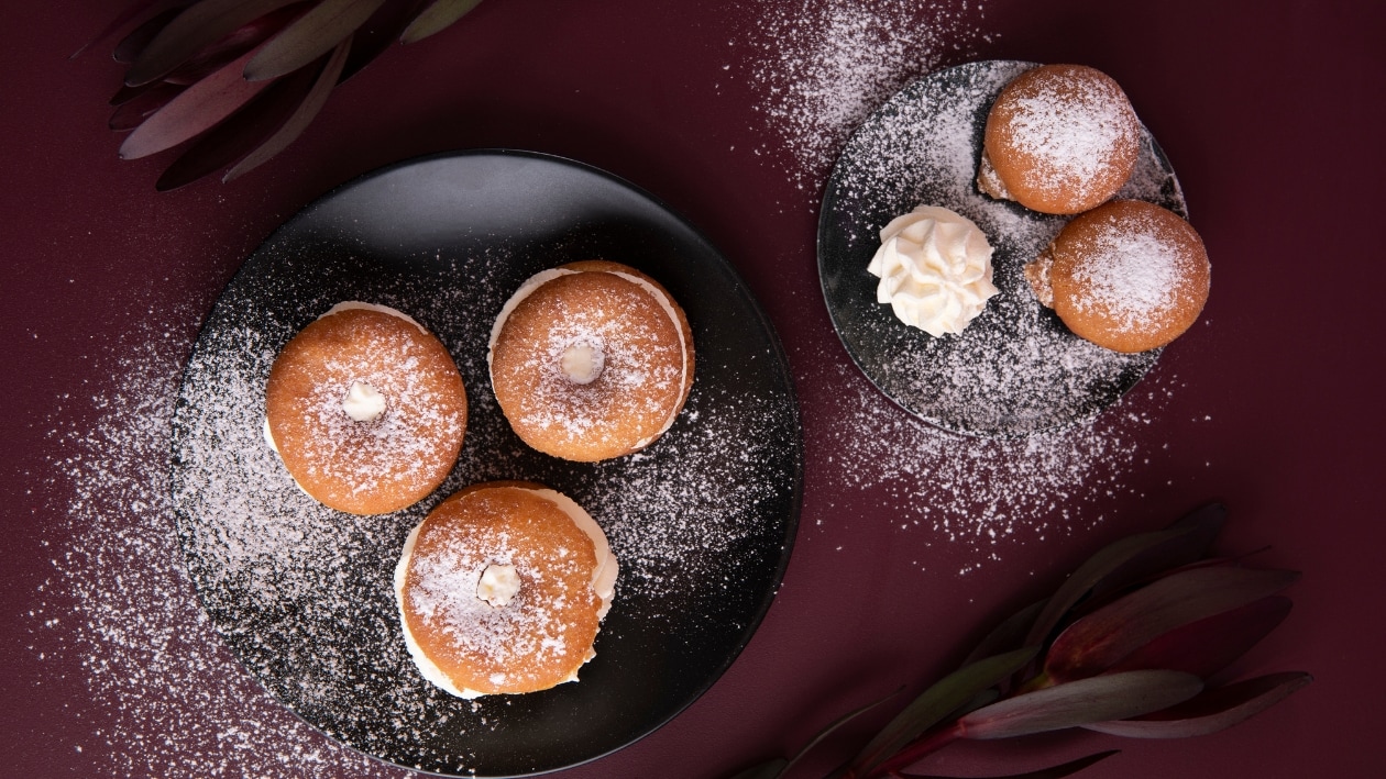 Mini-donuts med kardemomme og luftig mandelskum – - Opskrift