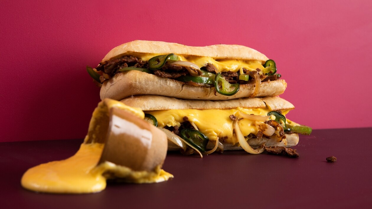 Philly steaksandwich med NoBeef Slices – - Opskrift Philly steaksandwich med NoBeef Slices – - Opskrift