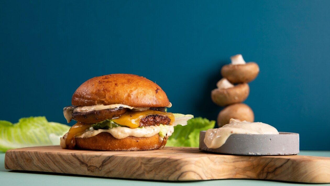 ”Smash veggie burger” med svampe, modnet cheddar og røget dijon mayo. – - Opskrift