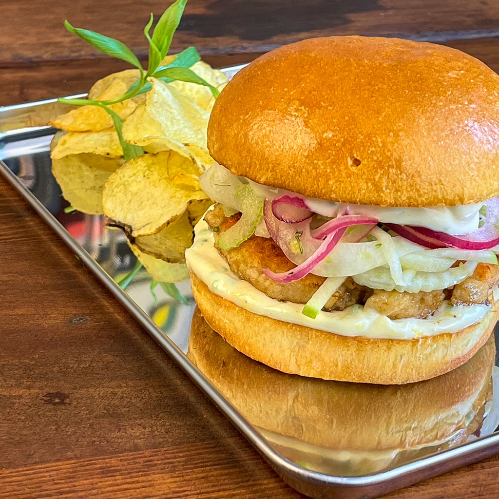 Fiskeburger med fennikel-slaw Fiskeburger med fennikel-slaw