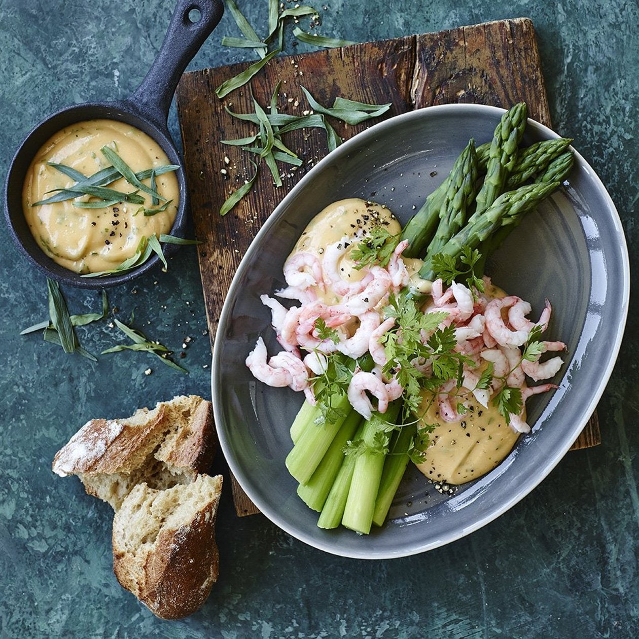 Hummer Bearnaise med grønne asparges og rejer – - Opskrift