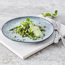 Grøn asparges med ærte-mynteskum og sort sesam Grøn asparges med ærte-mynteskum og sort sesam