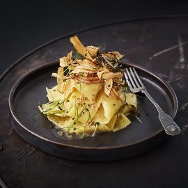 Parpadelle-hønsejus med skorzonerod og sesam Parpadelle-hønsejus med skorzonerod og sesam