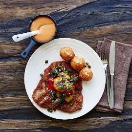 Schnitzel med paprikacreme og kartoffekûglen Schnitzel med paprikacreme og kartoffekûglen