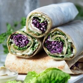 Wraps med rødkålssalat og fennikelpesto Wraps med rødkålssalat og fennikelpesto