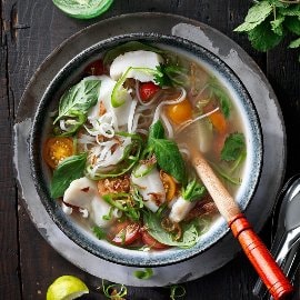 Klar fiskebouillon med torsk og risnudler Klar fiskebouillon med torsk og risnudler