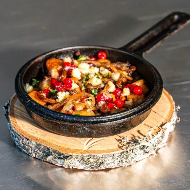 Nordiske mini-dumplings med brunet smør, svampe, tyttebær og Gammel Knas