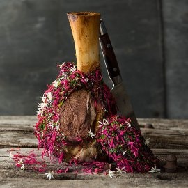 Braiseret kalveskank med sort hvidløgssauce Braiseret kalveskank med sort hvidløgssauce