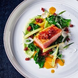 Kalveroastbeef med broccoli og grillet løg Kalveroastbeef med broccoli og grillet løg