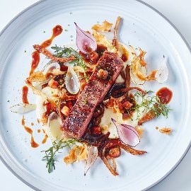 Oksefilet med jordskokker og rødvinssauce med røget marv Oksefilet med jordskokker og rødvinssauce med røget marv