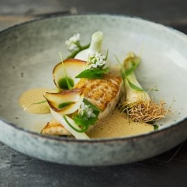 Stegt pighvar med variation af løg