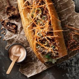 Banh mi med svinekød, sriracha-mayonnaise, soya og ristede løg Banh mi med svinekød, sriracha-mayonnaise, soya og ristede løg