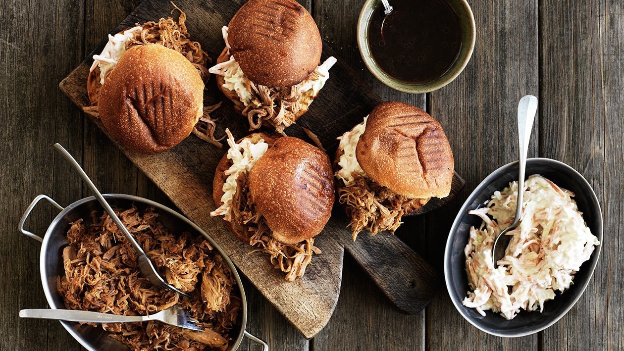 Pulled pork med honning-sennep coleslaw og BBQ vinaigrette – - Opskrift