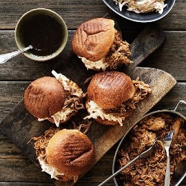 Pulled pork med honning-sennep coleslaw og BBQ vinaigrette Pulled pork med honning-sennep coleslaw og BBQ vinaigrette