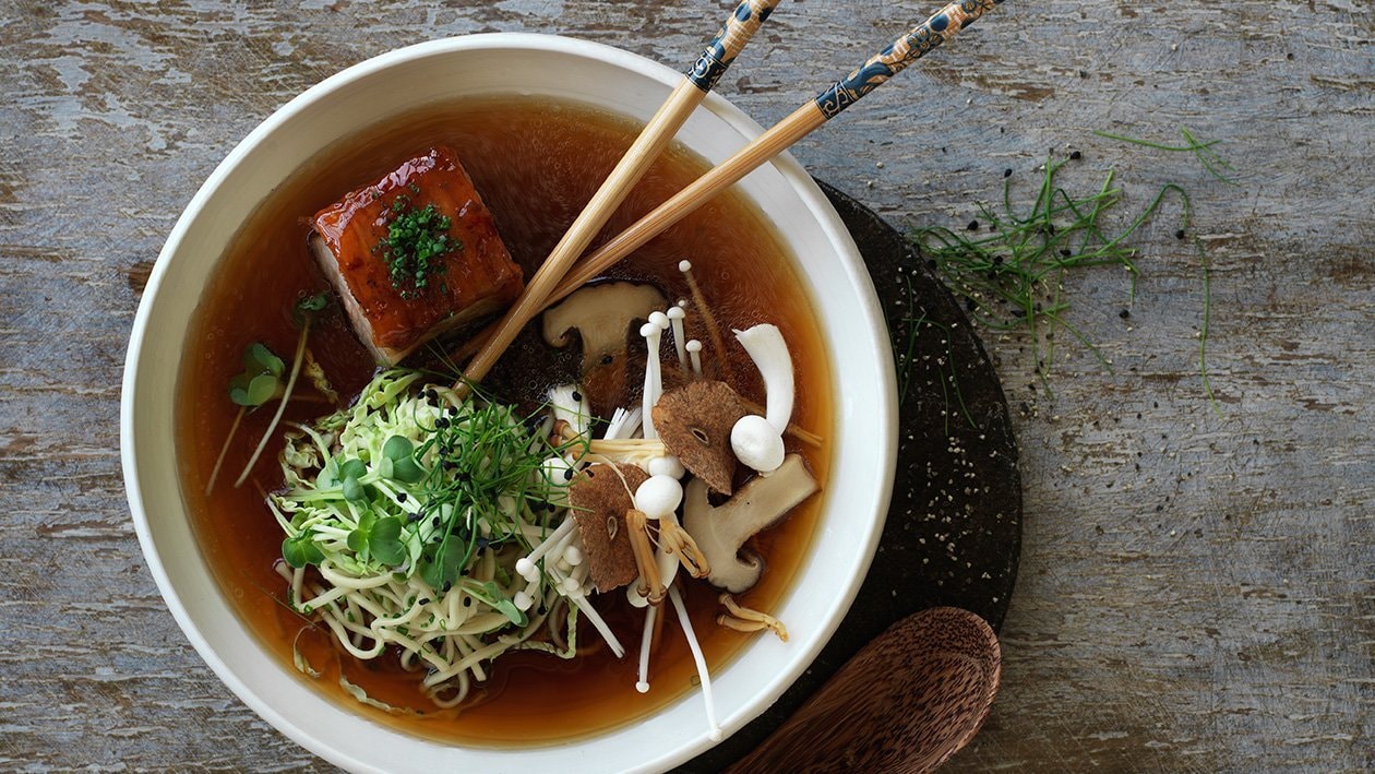 suppe med nudler, svampe og glaseret gris - Opskrift