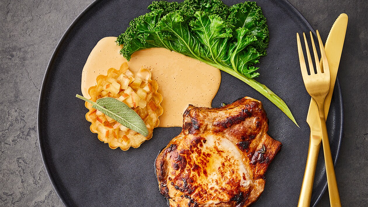 Stegt grisenakke, æble i variation, grønkål og sauce på salvie – - Opskrift Stegt grisenakke, æble i variation, grønkål og sauce på salvie – - Opskrift