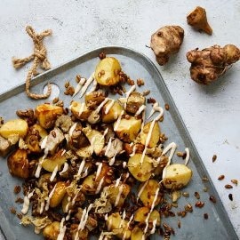 Jordskok-kartoffelsalat med mayonnaise med røgsmag Jordskok-kartoffelsalat med mayonnaise med røgsmag