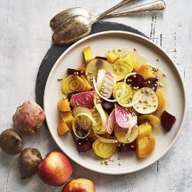 Salat af rødbeder, selleri og æble Salat af rødbeder, selleri og æble