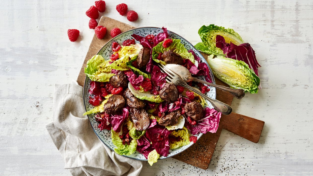 Salat med stegt kyllingelever og sesam – - Opskrift