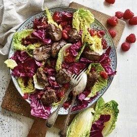 Salat med stegt kyllingelever og sesam