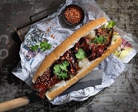 Banh mi med hoisin bacon, hønsesalat og koriander Banh mi med hoisin bacon, hønsesalat og koriander
