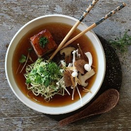 Ramen suppe med nudler, svampe og glaseret gris Ramen suppe med nudler, svampe og glaseret gris