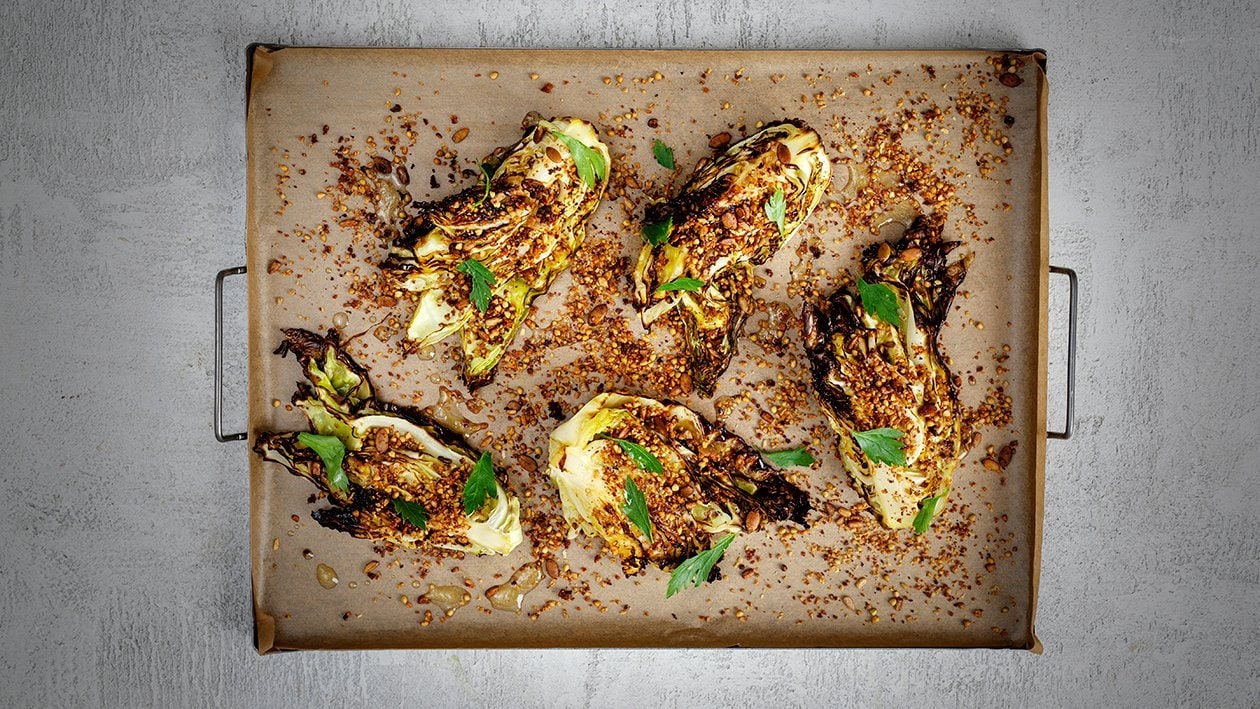Bagt spidskål med citron og frø – - Opskrift