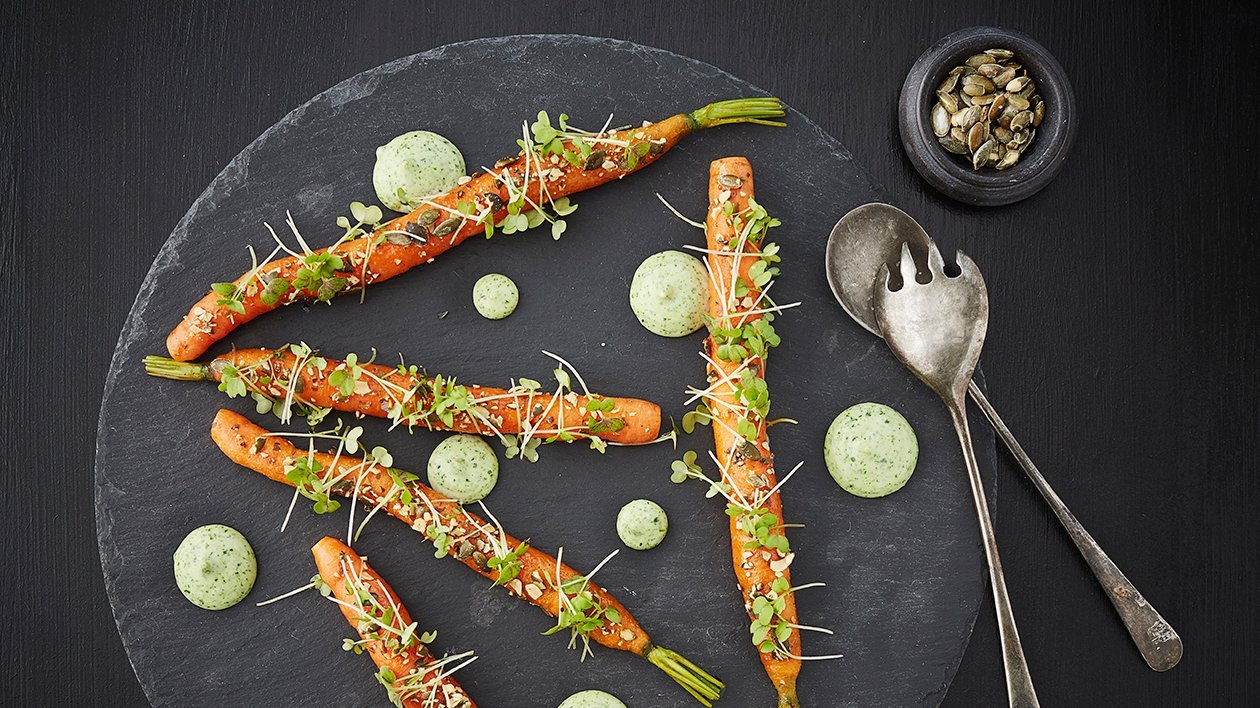 Glaseret gulerod med umami, estragoncreme og saltkerner – - Opskrift