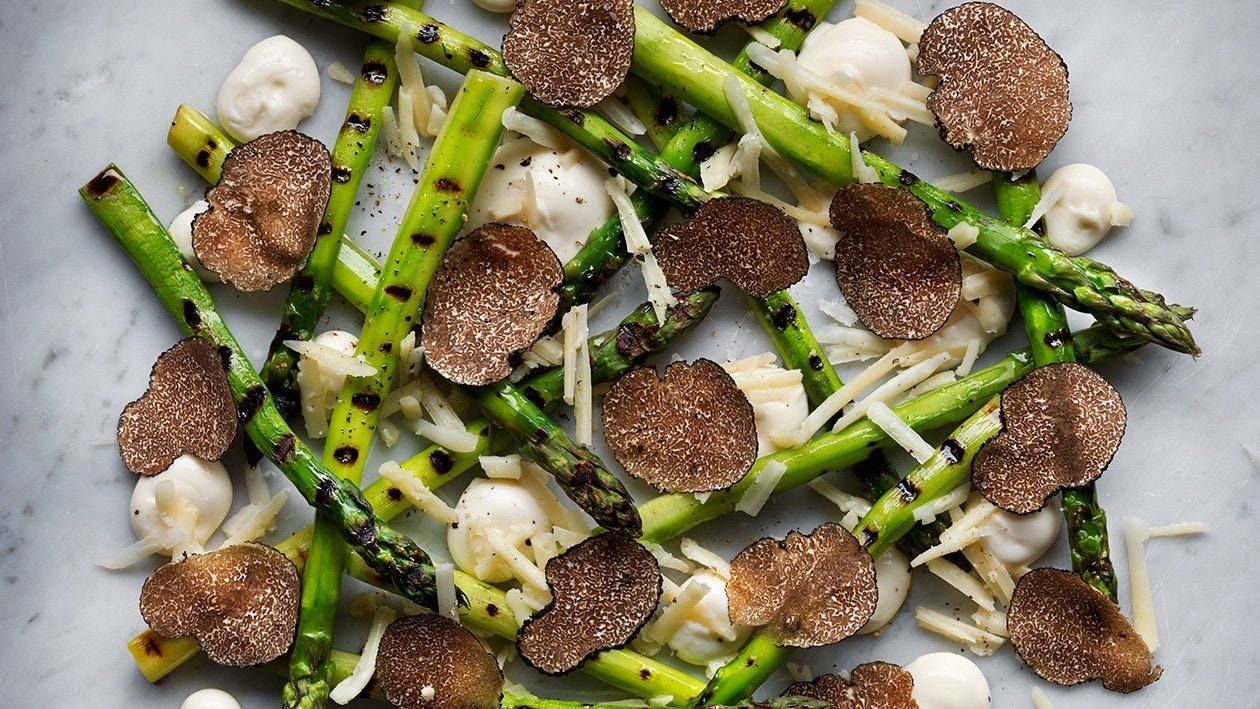 Grillet asparges med trøffelmayonnaise og ost – - Opskrift