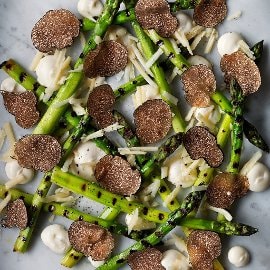 Grillet asparges med trøffelmayonnaise og ost