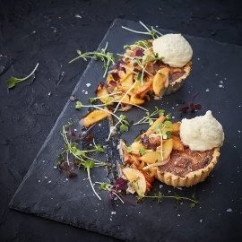 Svampe quiche, kompot af æble, løg og mango toppet med skovsvampeskum Svampe quiche, kompot af æble, løg og mango toppet med skovsvampeskum