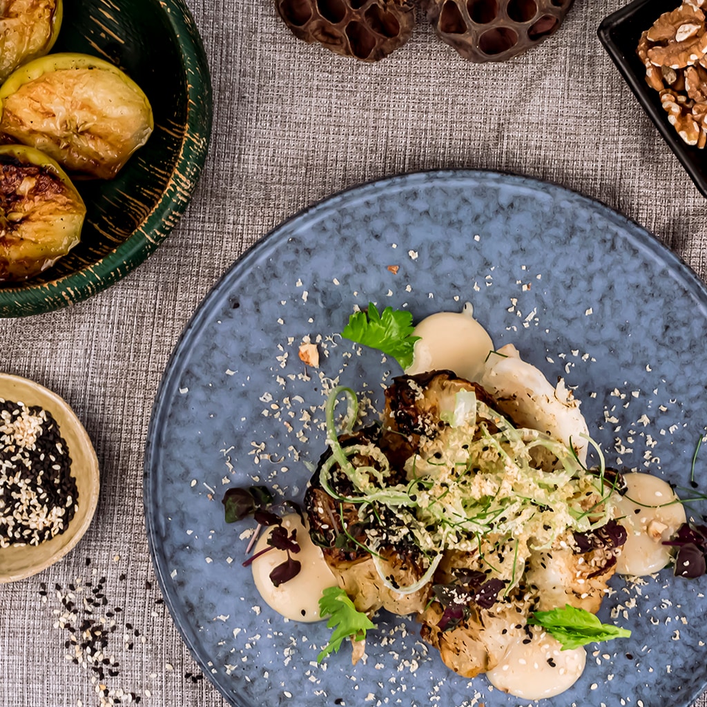 Grillet knoldselleri, æblecreme og nøddevinaigrette – - Opskrift